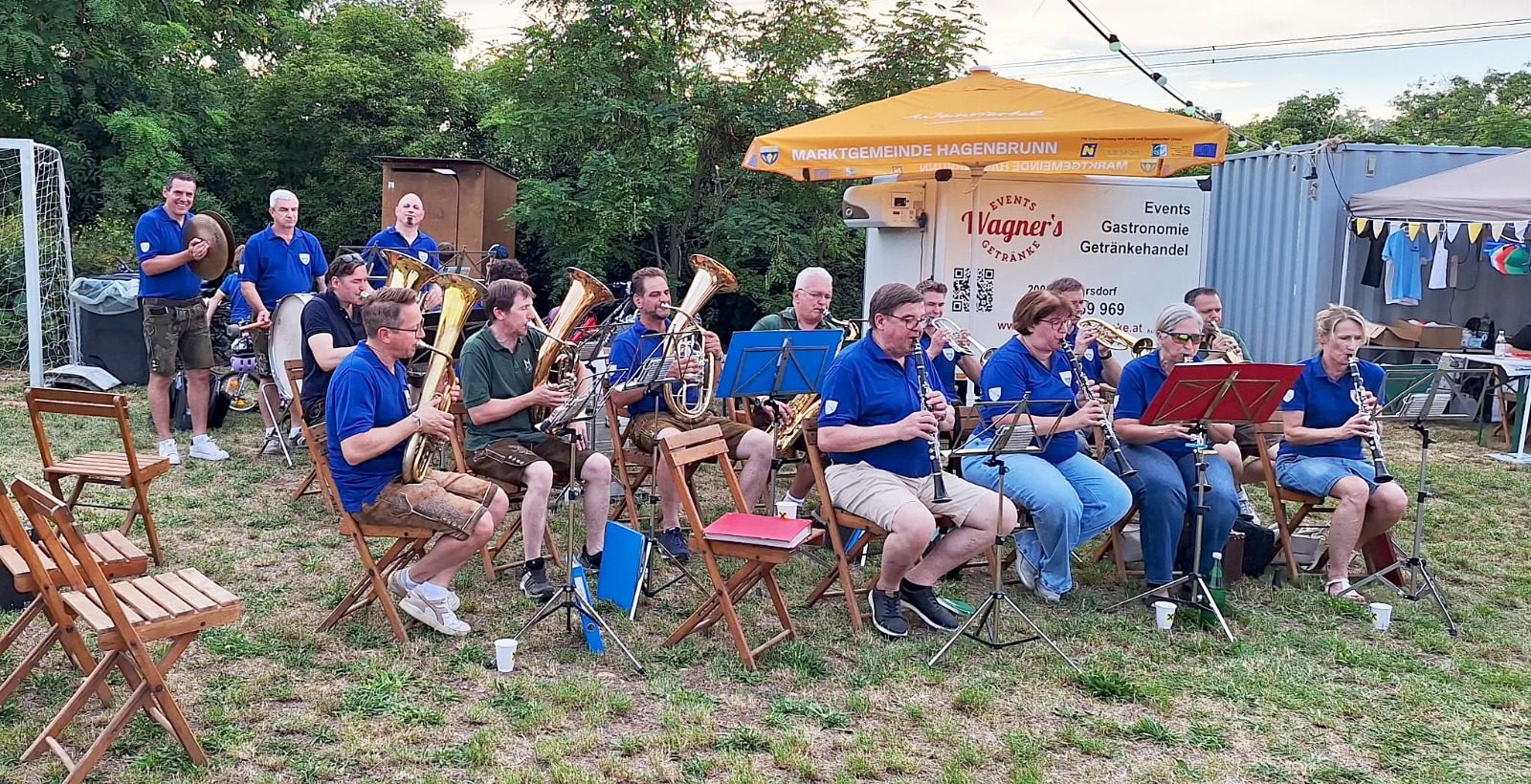 Die Musikkapelle bei der Sonnwendfeier in Flandorf