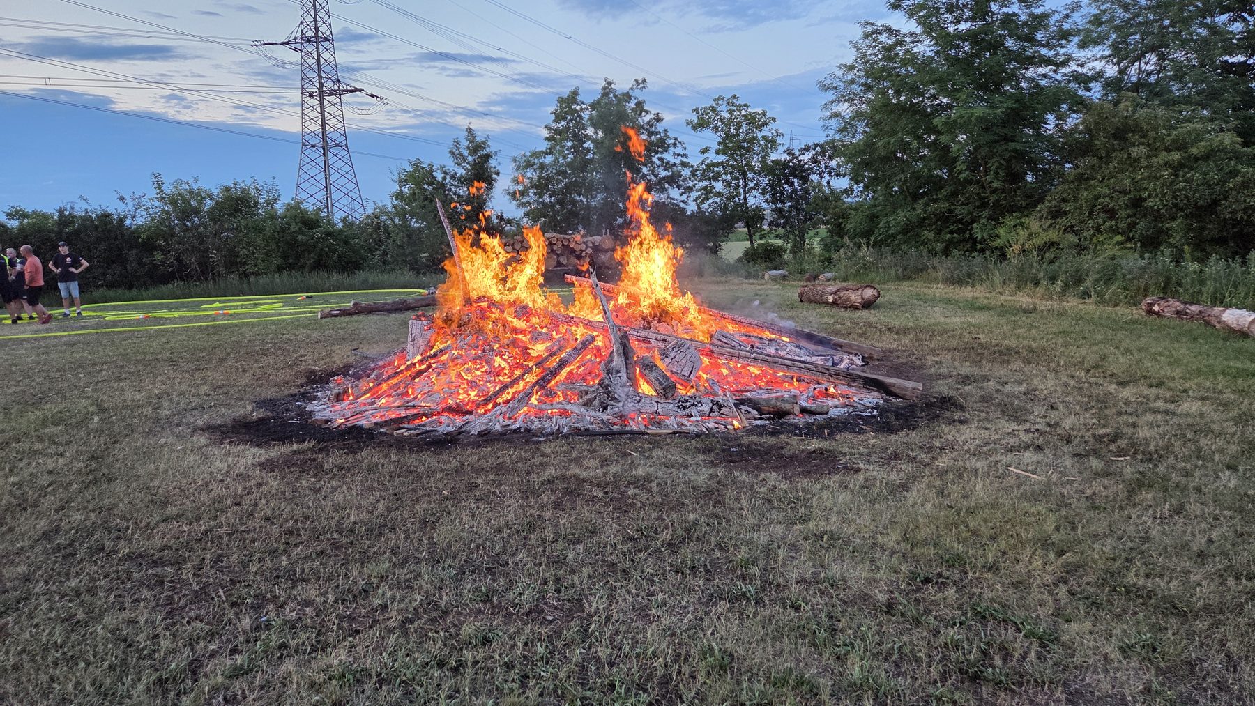 Das Feuer bei der Sonnwendfeier in Flandorf