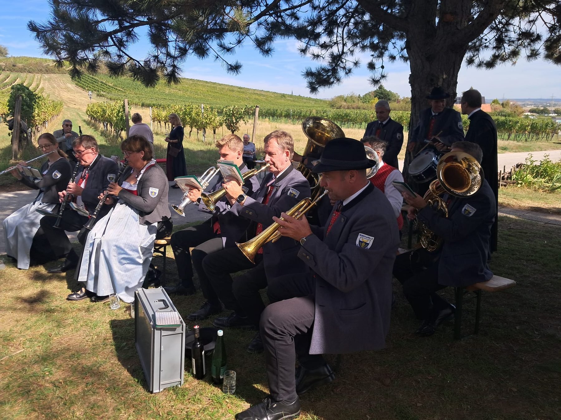 Die Musikkapelle beim gemeinsamen Auftritt bei der Hubertusmesse